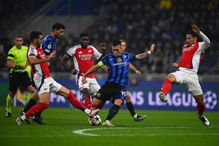 欧联杯战况：那不勒斯防线稳固，多特蒙德进攻受阻，布鲁诺·费尔南德斯成最佳的简单介绍